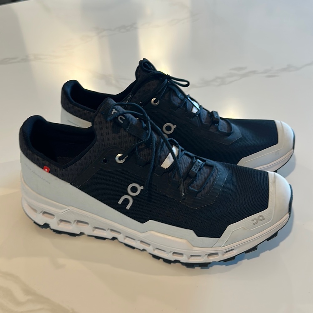 On clouds men’s Helion Sneakers